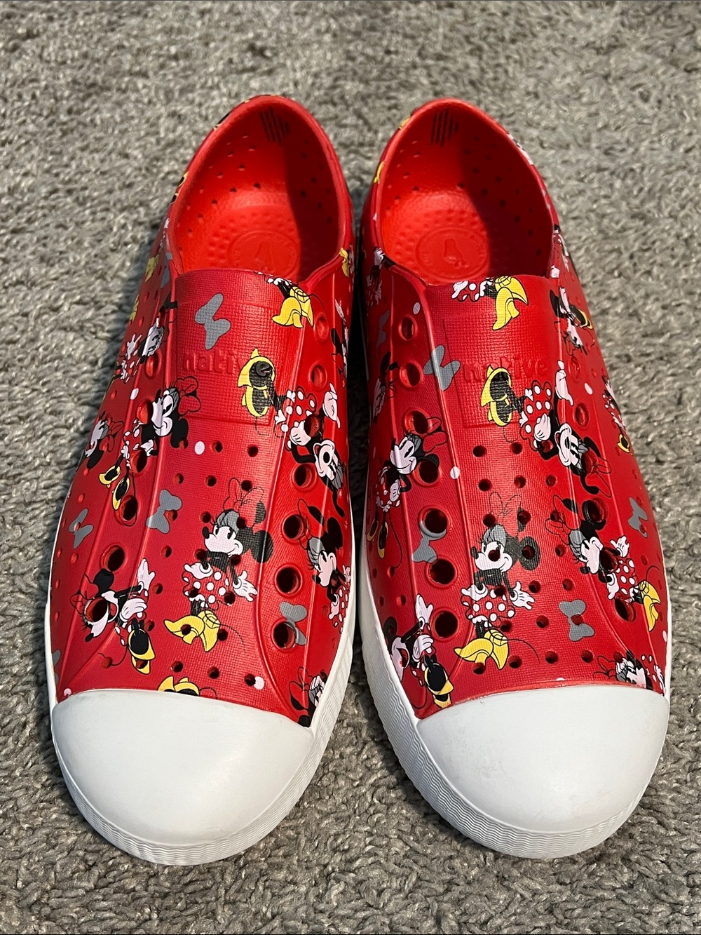 Native Jefferson Red Minnie Mouse Slip-On Sandals w9/m7 unisex